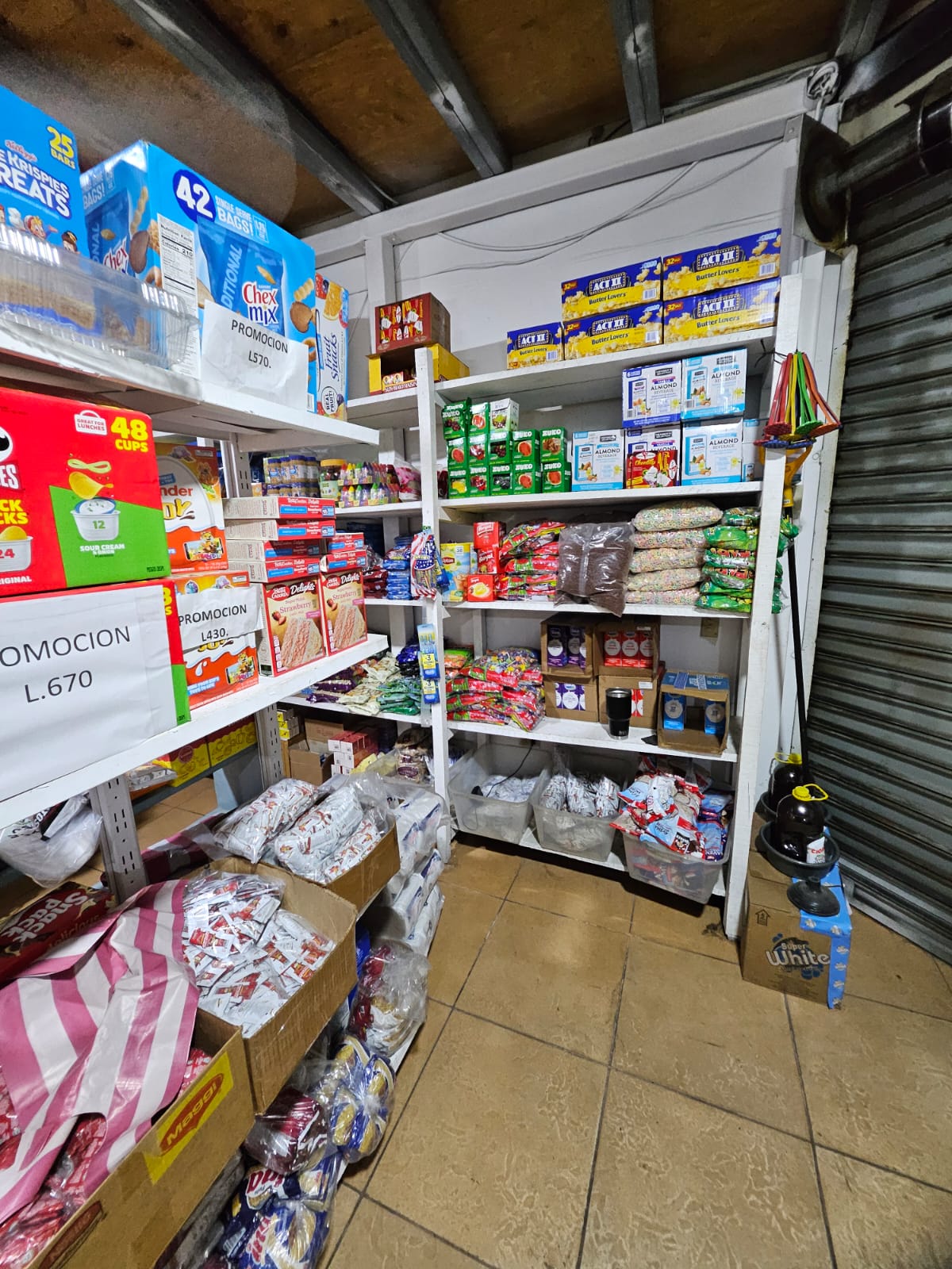 Interior del local con promociones