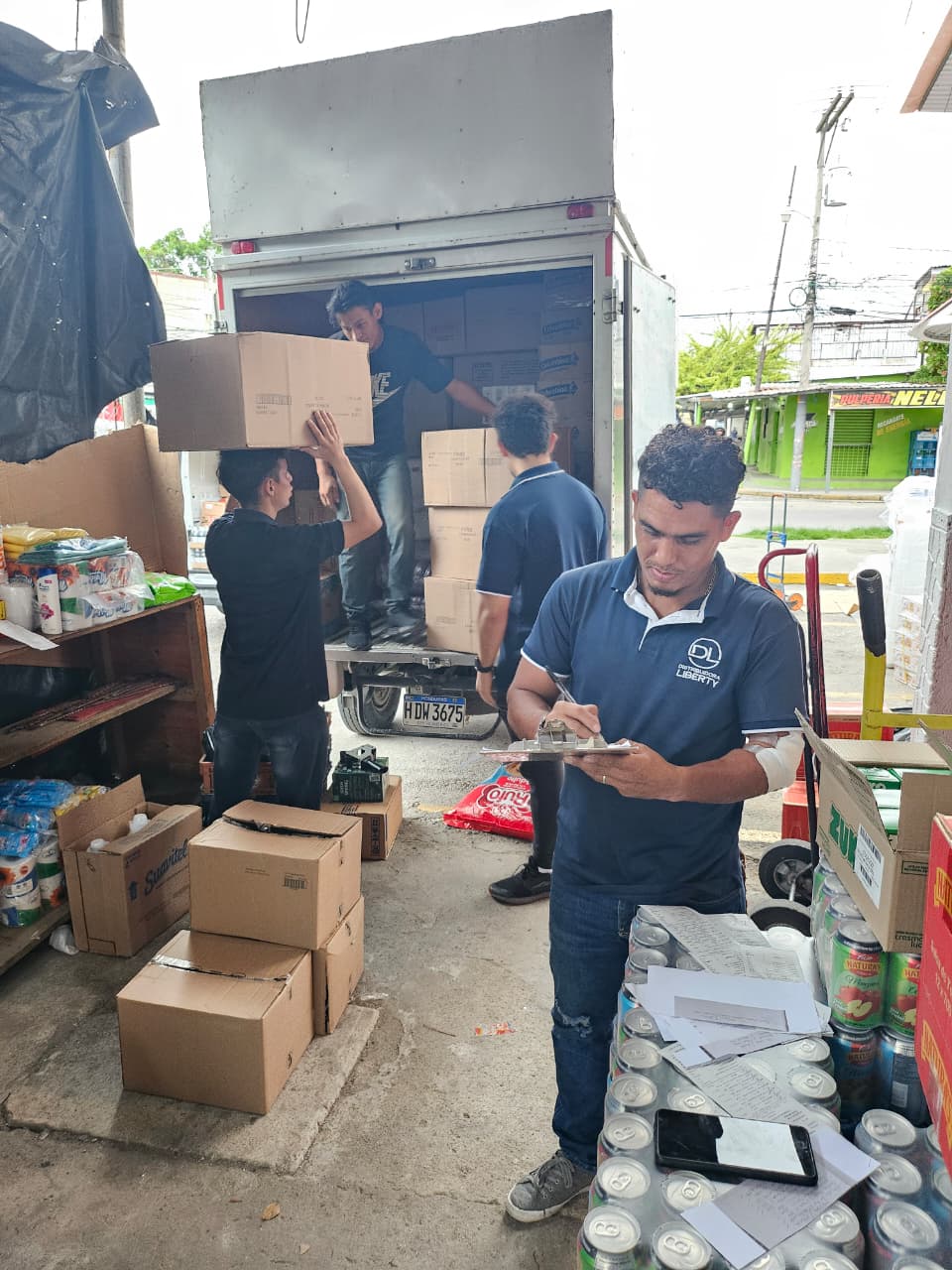 Equipo de Distribuidora Liberty preparando despachos
